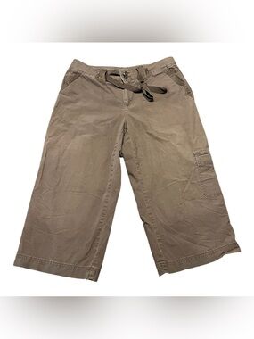 St. John’s Bay cargo capris size 8